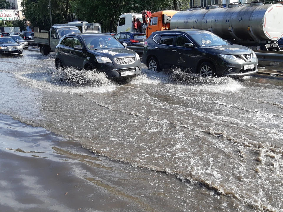 В Ульяновске затопило Луначарского и проспект Гая