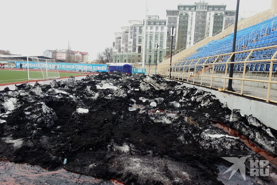 Резиновая крошка на стадионе «Спартак» в Рязани в апреле 2016 года. Тогда ее просто вместе со снегом вывозили на свалку.