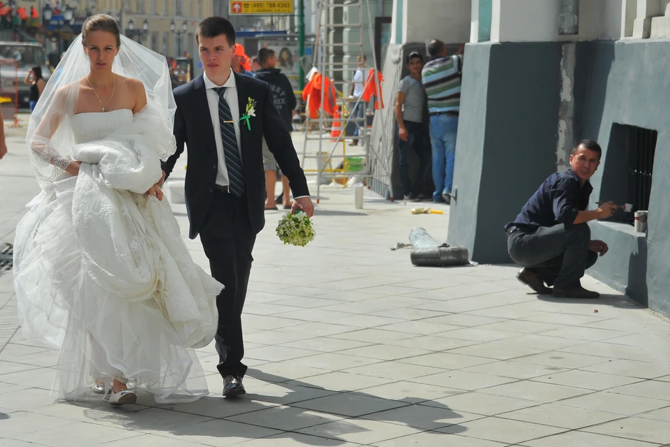 Четыре сотни молодоженов выбрали для свадьбы День города и края