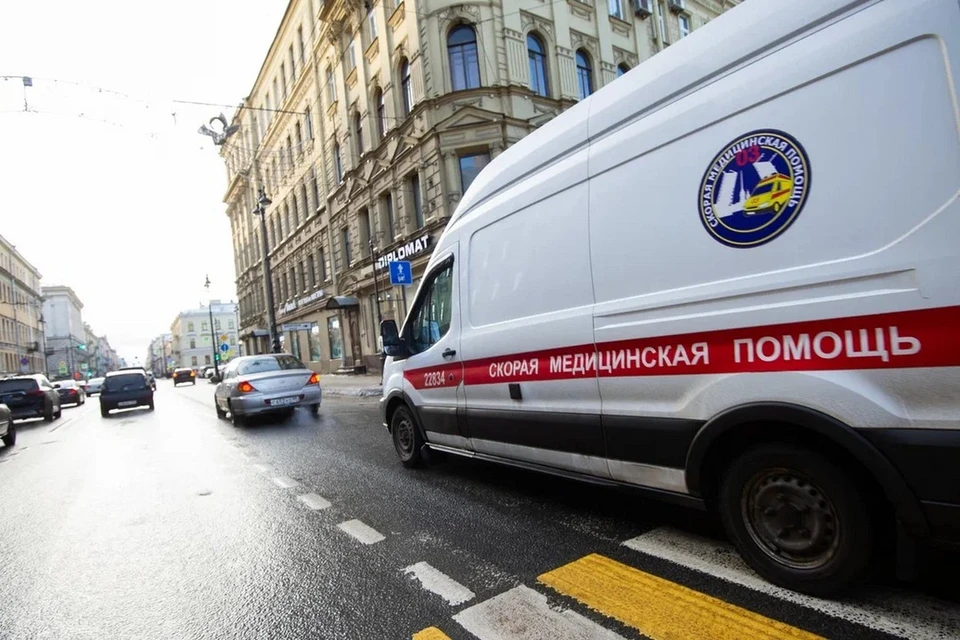 Семилетнего школьника увезли в больницу после ДТП во дворе дома в Петербурге.