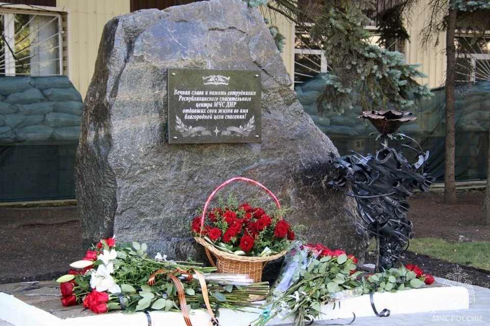 Мемориал в паять о погибших сотрудниках МЧС появился в Донецке. Фото: МЧС России