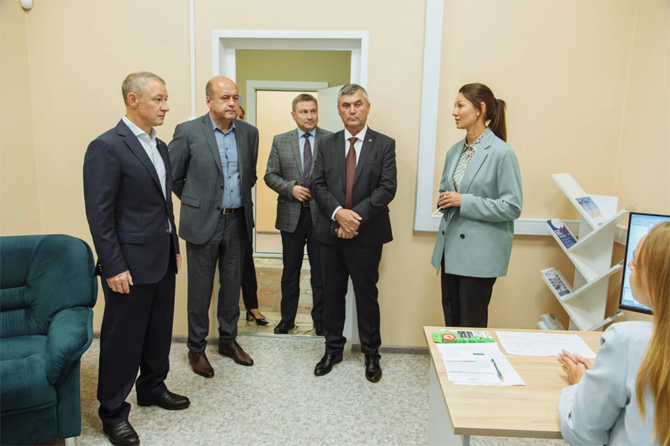 Председатель облдумы Аркадий Фомин и депутаты парламента посетили региональное отделение Государственного фонда поддержки участников СВО «Защитники Отечества».