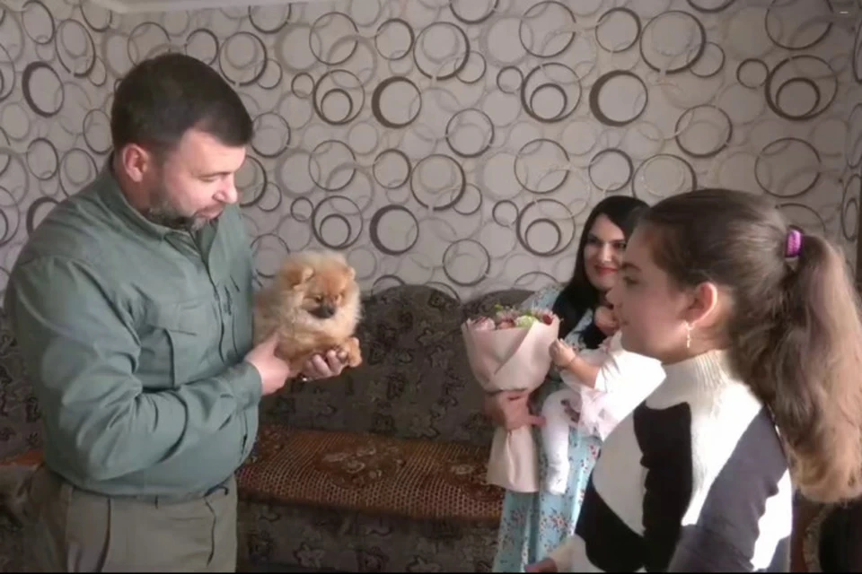 Денис Пушилин вручил Вике подарок от Президента России. Фото: Скриншот видео ТГ/Пушилин