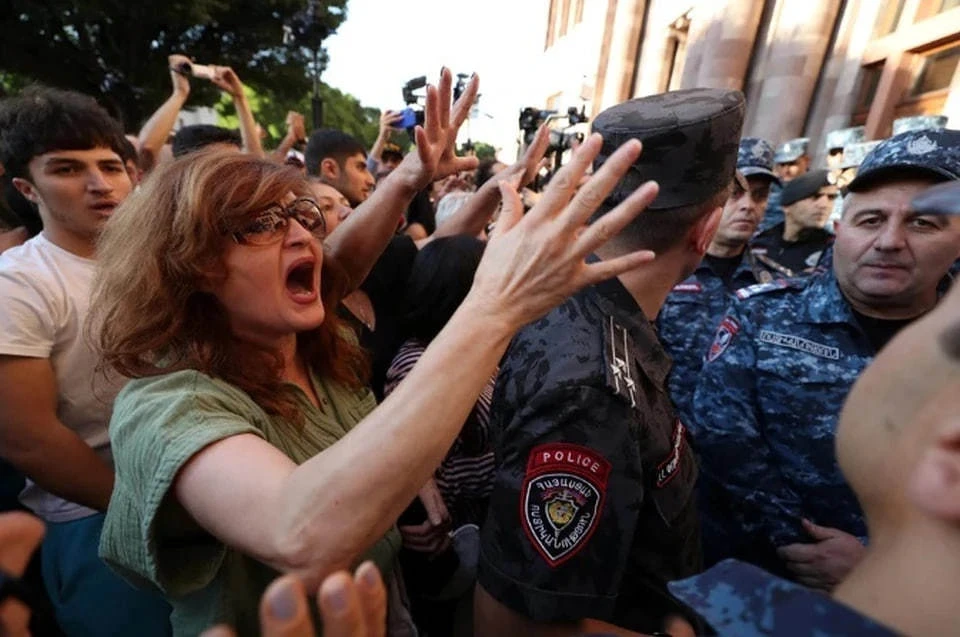 Сотрудники полиции разблокировали здание посольства России в Ереване