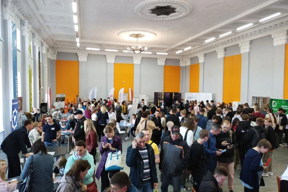 В мероприятии приняли участие более 500 ищущих работу кировчан. Фото: kirovreg.ru
