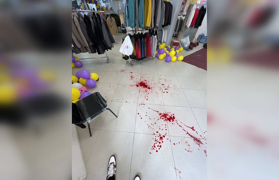 Кровь продавца на полу после нападения. Фото: предоставлено KP.RU