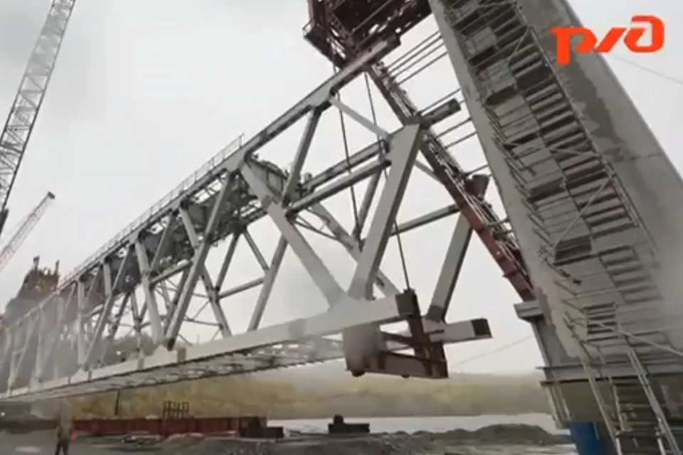 Ранее в конце лета начали установку пролетов моста через реку Большая Лавна. Фото: скриншот видео / Правительство Мурманской области