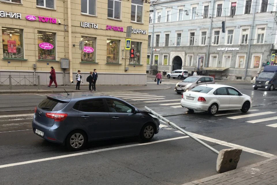 Дорожный знак упал на автомобиль на Садовой улице в Петербурге. Фото: ДТП и ЧП