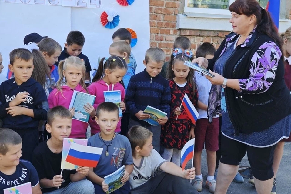 Канцтовары передали 127 школьникам из села Шевченково и 130 учащимся из села Григорьевка. ФОТО: тг-канал администрации Пологовского района