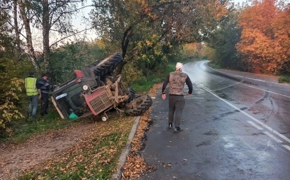 В ДТП с автобусом и трактором в Алексине пострадали два человека