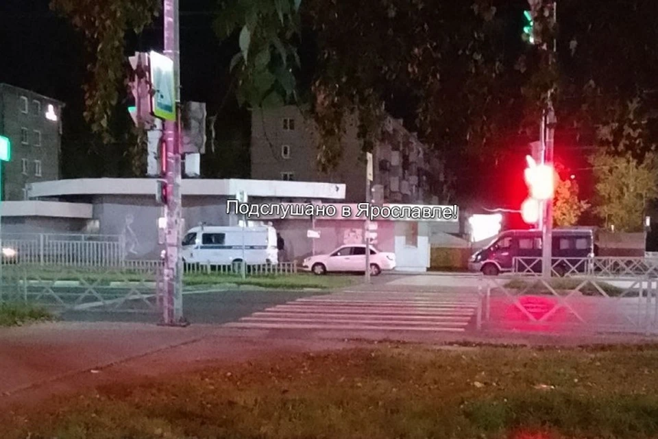 СКР по Ярославской области устанавливает обстоятельства смерти мужчины. ФОТО: группа "Подслушано в Ярославле" ВКонтакте