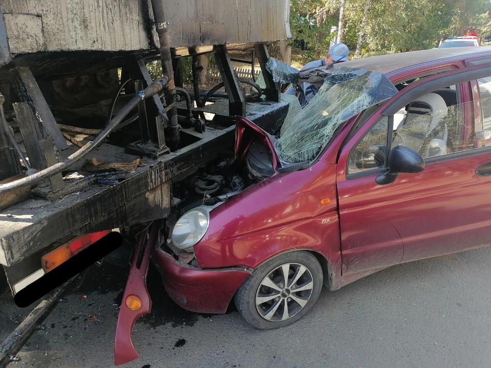 Фото: В Энгельсе «Матиз» влетел в «ЗиЛ»: пожилой водитель легковушки в больнице