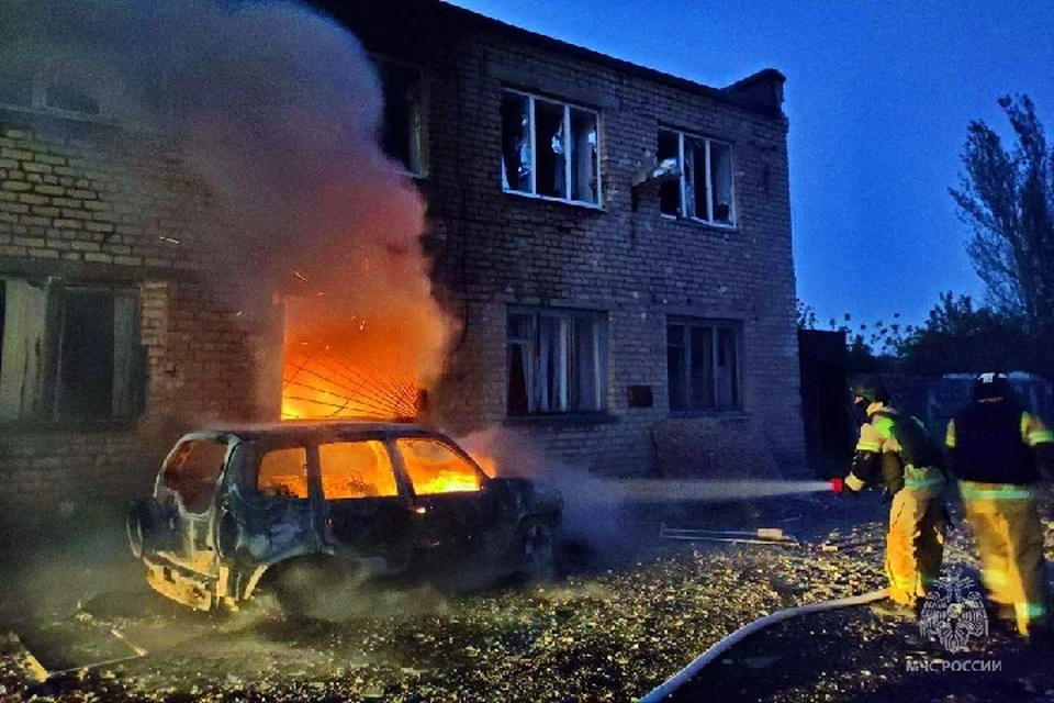 В результате обстрела в Ясиноватой загорелось административное здание. Фото: МЧС России по ДНР