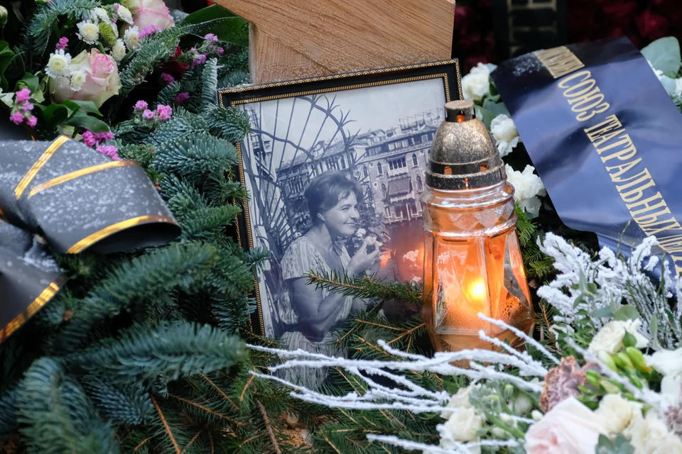 На могиле актрисы Нины Ургант спустя два года после смерти не установили памятник.