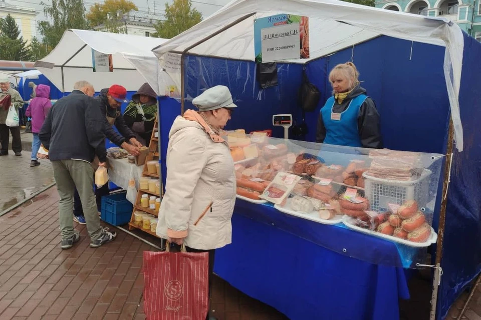 На ярмарках барнаульцы закупаются различными продуктами от местных производителей
