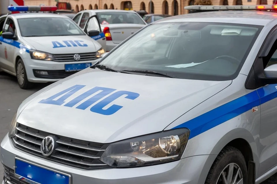 Полицейские со стрельбой остановили автомобиль с пьяным петербуржцем.
