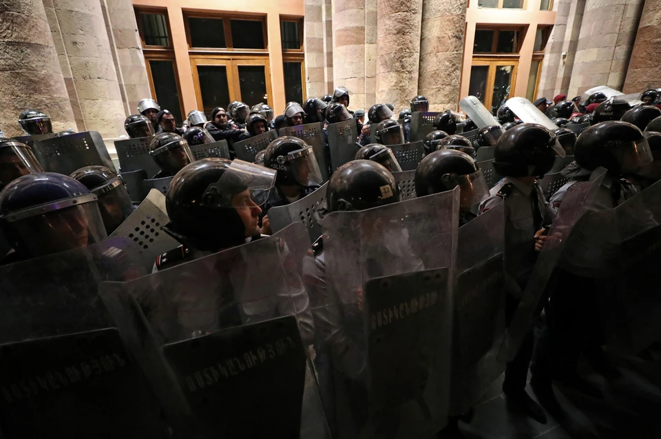 Полиция Армении задержала более 140 участников акций протеста в Ереване