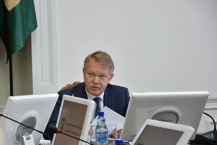 Александр Басенко поручил ограждать участки, где провалился асфальт