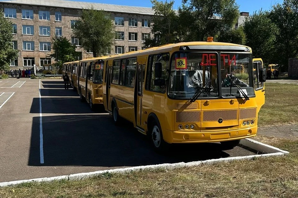 Основная часть автобусов поступит в сельские школы а также в те, которые приняли учеников из разрушенных при обстрелах школ. ФОТО: Правительство ЛНР