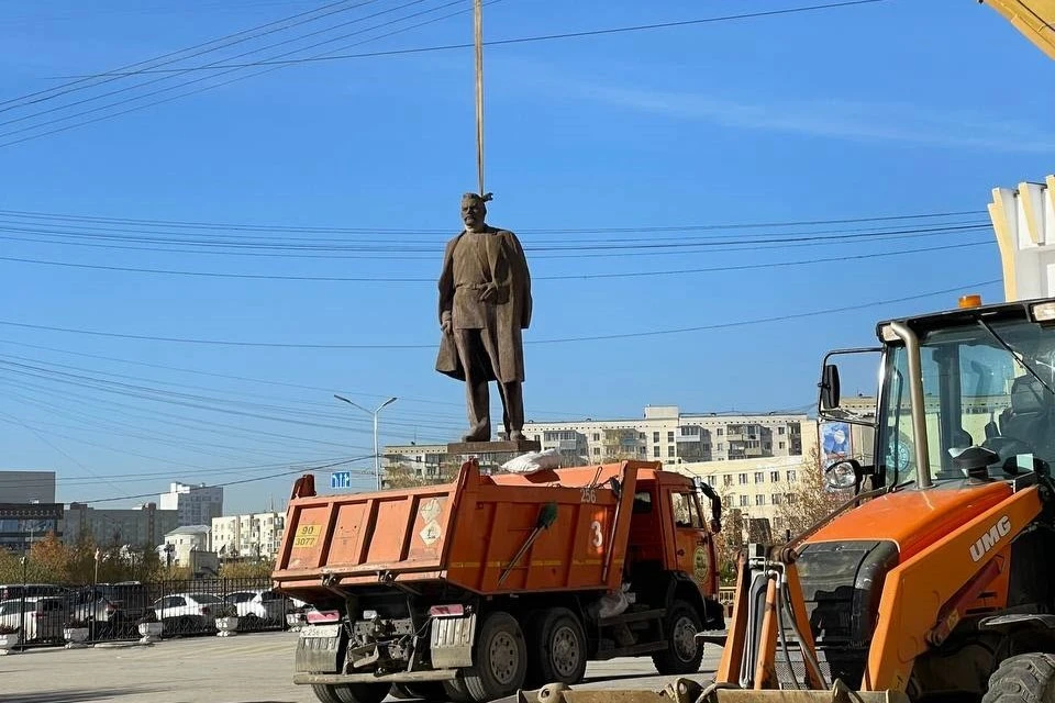 Памятник увезли на большегрузе на хранение. Фото: SakhaDay