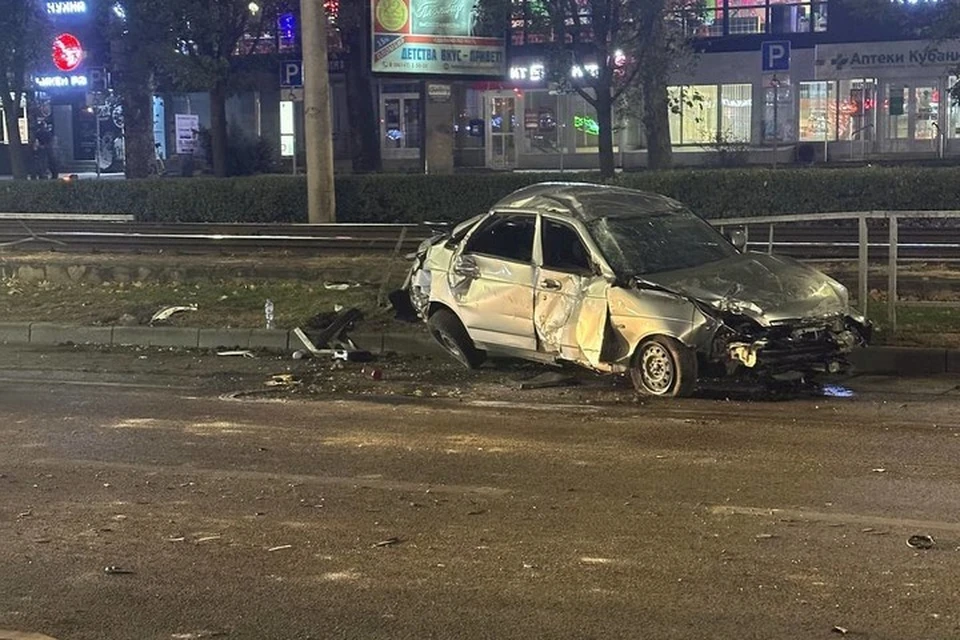 Автомобиль сильно пострадал от удара.