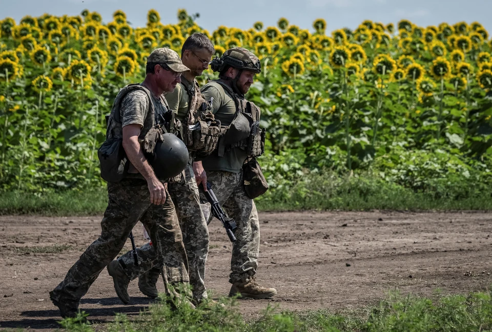Украинские военные сдались в плен вместе с боекомплектом.
