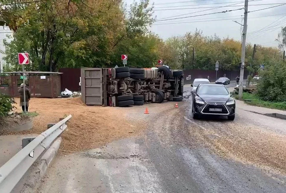 22 сентября на Лысогорской опрокинулся грузовик с песком. Фото: ОПБДД УГИБДД ГУ МВД по Нижегородской области.