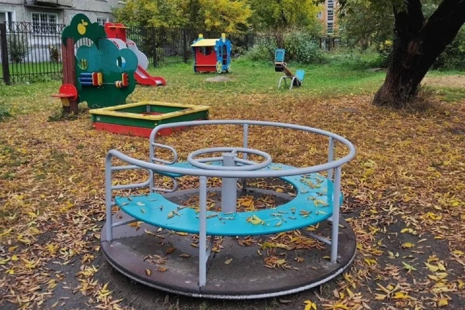 В детских садах Иркутска установили новые качели, карусели и песочницы