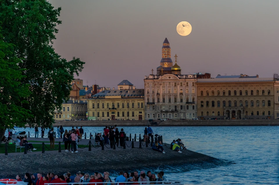 В Петербурге ночью было тепло.