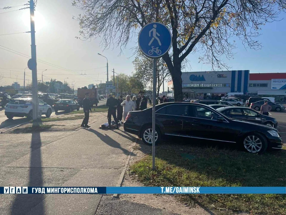ДТП в Минске: легковушку после удара отбросило на пешеходов. Фото: телеграм-канал УГАИ ГУВД Мингорисполкома.