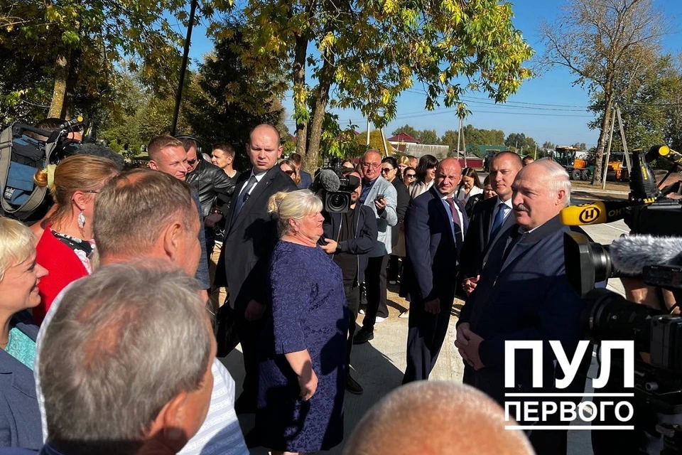 Александр Лукашенко общается с сельчанами. Фото: телеграм-канал "Пул Первого".