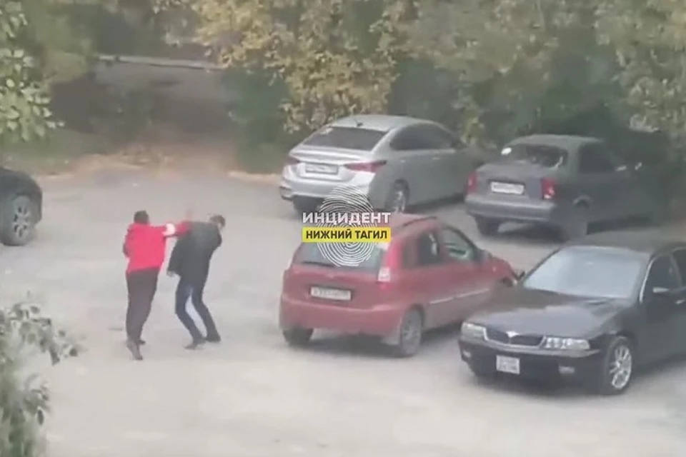 Автор поста уверяет, что причиной расправы стал конфликт между их сыновьями. Фото: скриншот видео