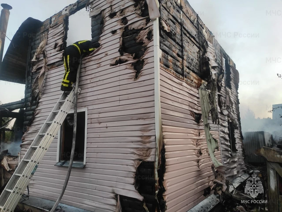 Двухэтажный дом выгорел практически полностью