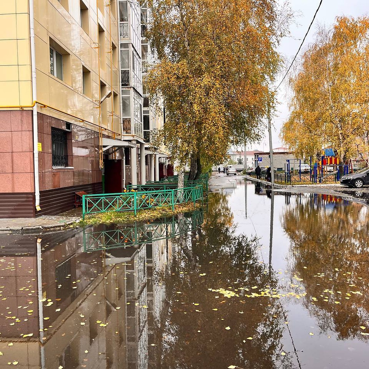 Полиция и МЧС оцепили территорию у жилого дома в Тобольске, где 1 октября  произошел взрыв газа - KP.RU