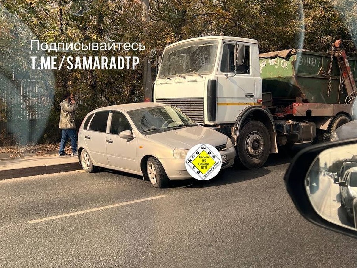 В Самаре ДТП с легковушкой и грузовиком спровоцировало пробку на ул. Авроры  - KP.RU