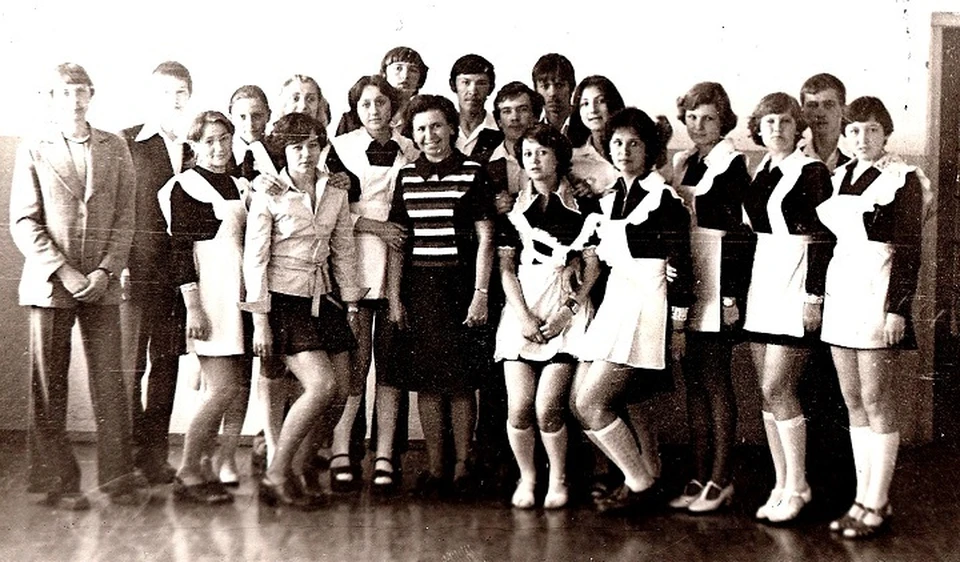 Алла Агеева (пятая старшеклассница справа) в родной школе. Фото - архив одноклассников.