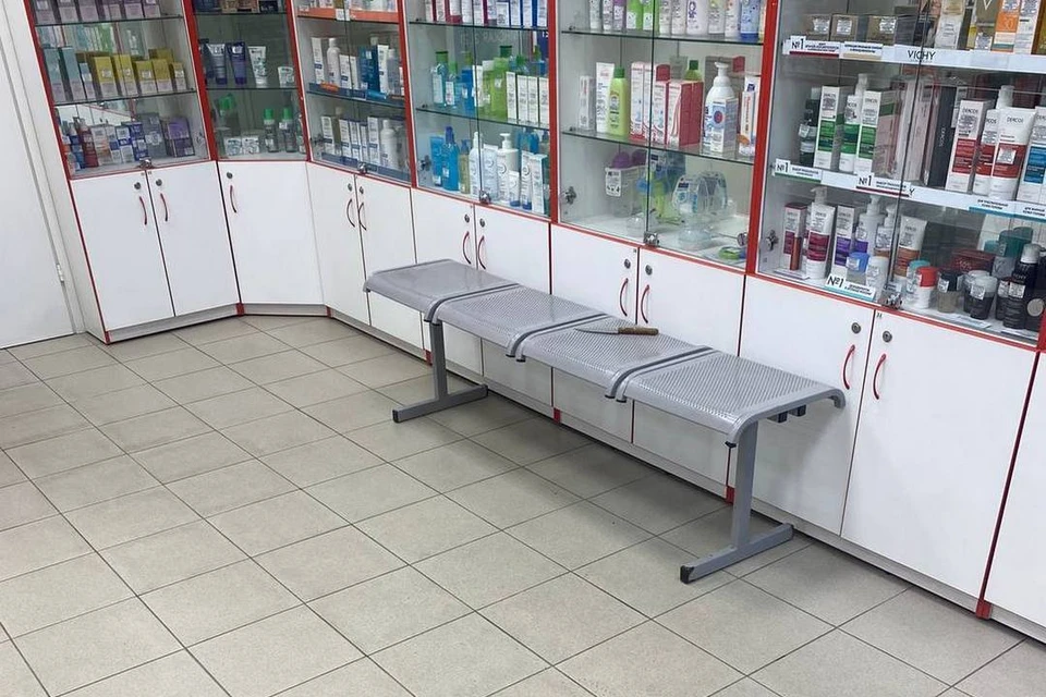 Мужчину, угрожавшего ножом фармацевту и посетителям аптеки в Петербурге, обезоружили и увезли в отдел полиции.