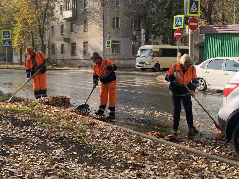 Также избавляются от пыли и грязи – дороги продолжают подметать и мыть.