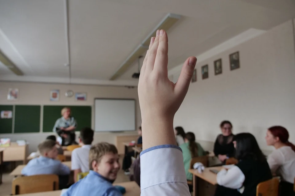 Сегодня в школах чествуют учителей