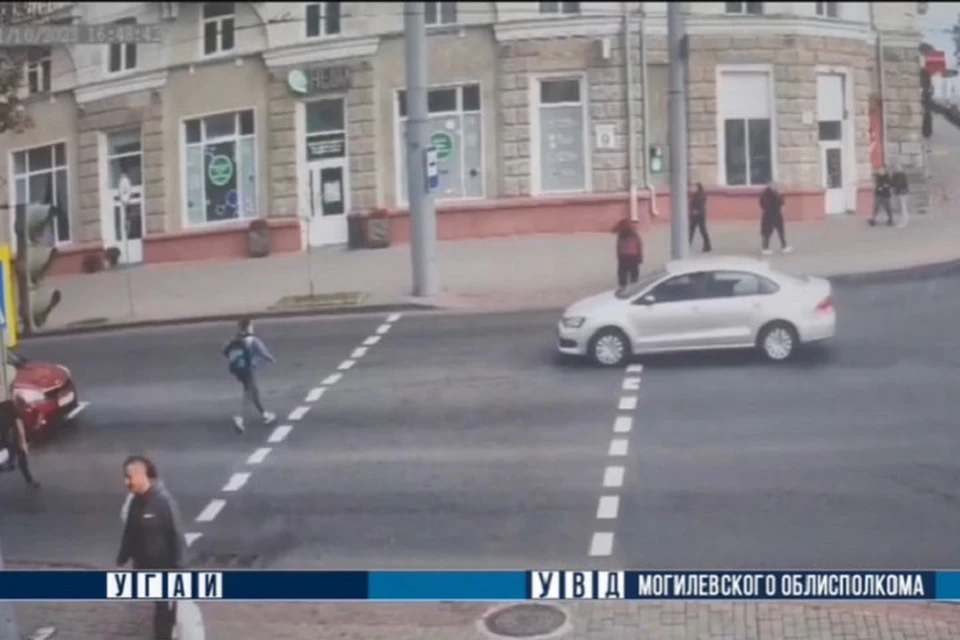 Ребенок пытался увернуться от машины, но водитель, видимо, его не сразу заметил. Скрин видео УВД Могилевского облисполкома.