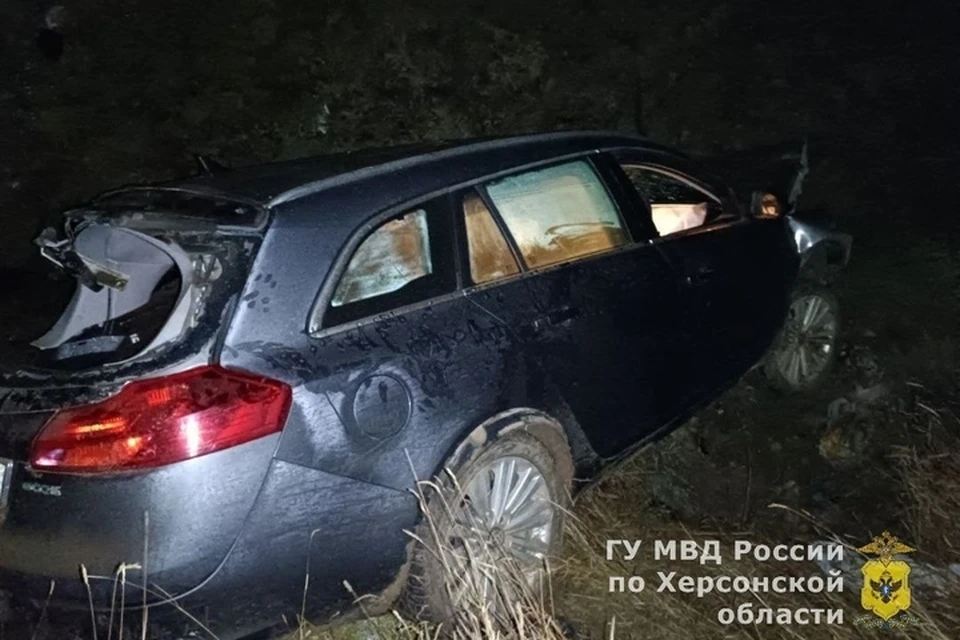Пьяный водитель "Опель инсингния спортс" на большой скорости вылетел в канал. ФОТО: тг-канал ГУ МВД России по Херсонской области