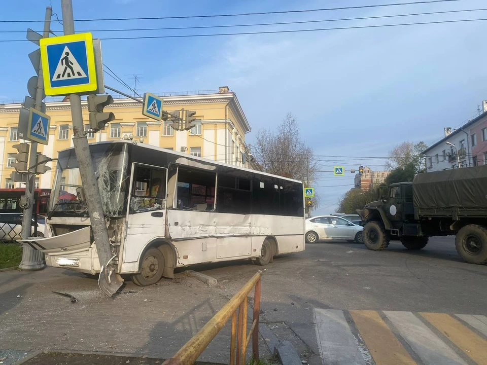 ГИБДД Хабаровска выясняет подробности аварии с грузовиком и автобусом Фото: ГИБДД Хабаровска