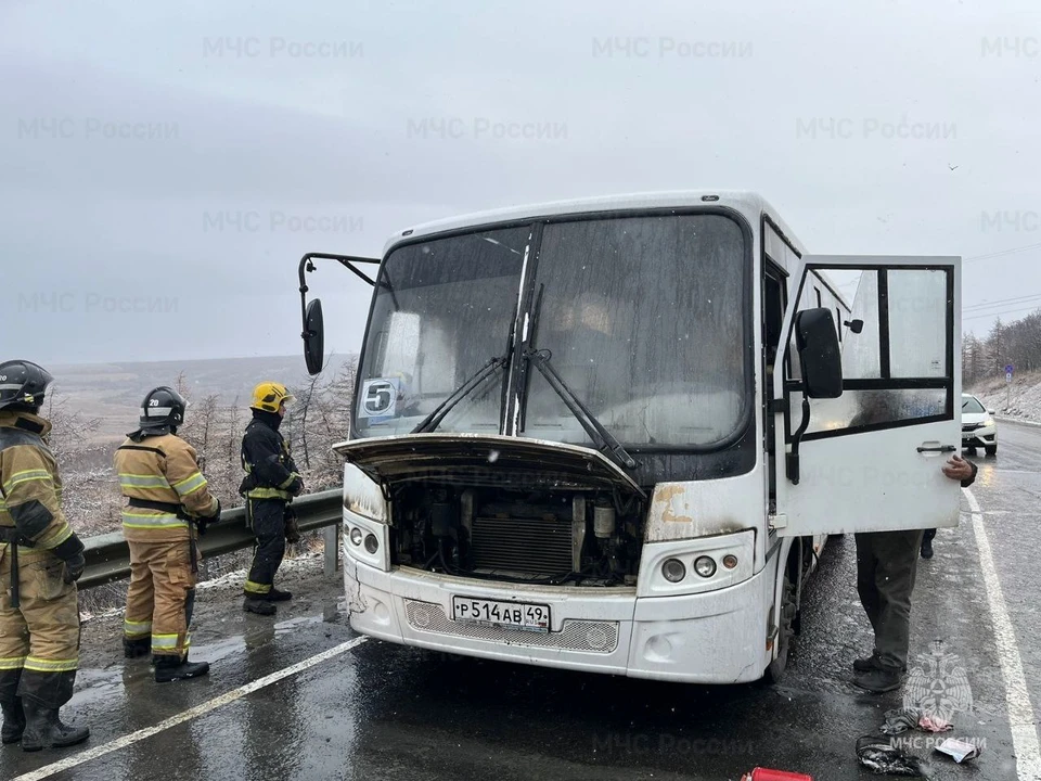 Рейсовый автобус с людьми загорелся на трассе в Магаданской области Фото: МЧС Магаданской области