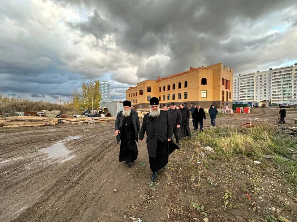 В эти дни строители ведут кровельные работы. Фото: пресс-служба Казанской епархии