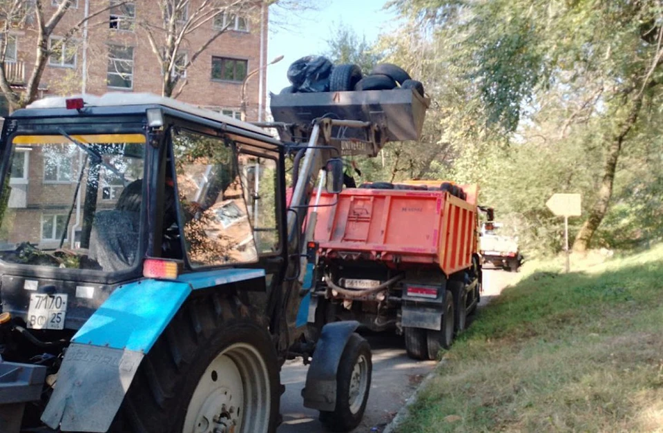 Рабочие вывезли уже почти 30 тысяч старых покрышек.