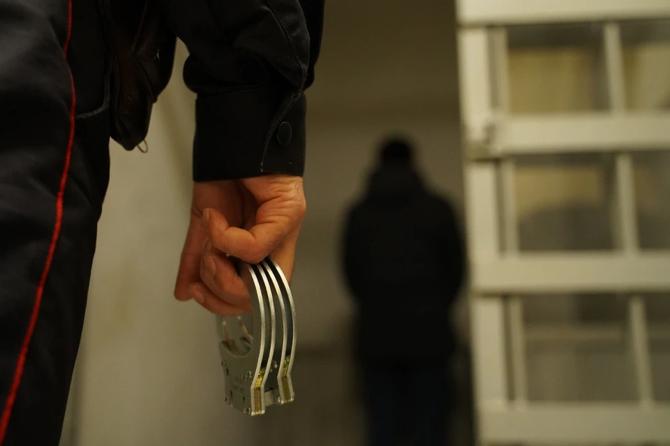 В Иркутске неадекватного мужчину задержали возле школы