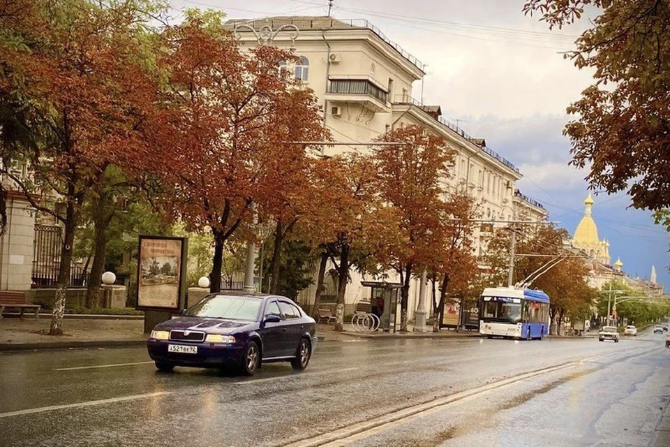 Днем температура воздуха не поднимется выше +15°C, а ночью опустится до 9°C, которые будут ощущаться как +3-6°C.