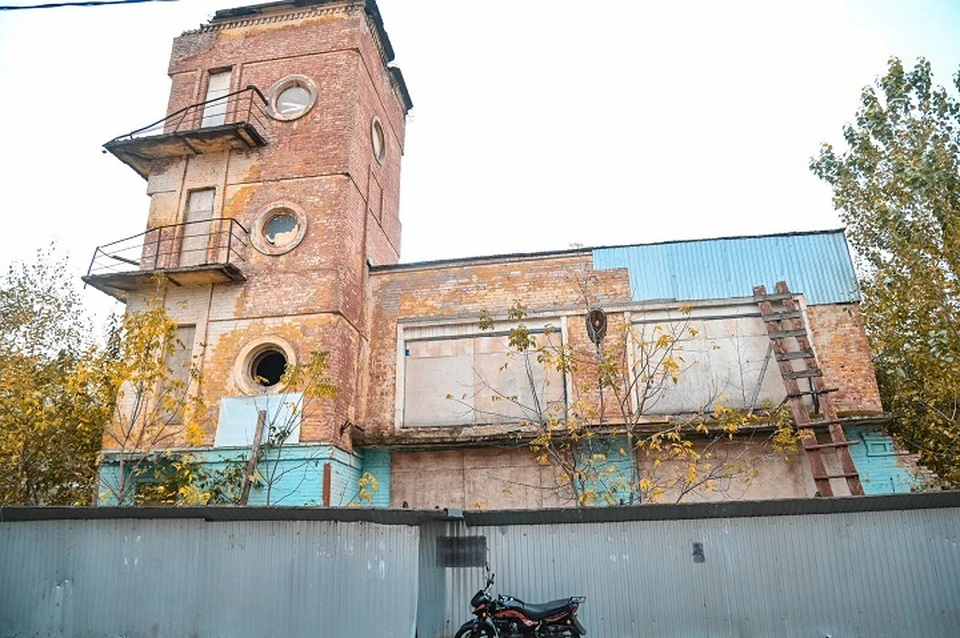 Здание уже давно признали аварийным и собирались снести. Фото: rais.tatarstan.ru