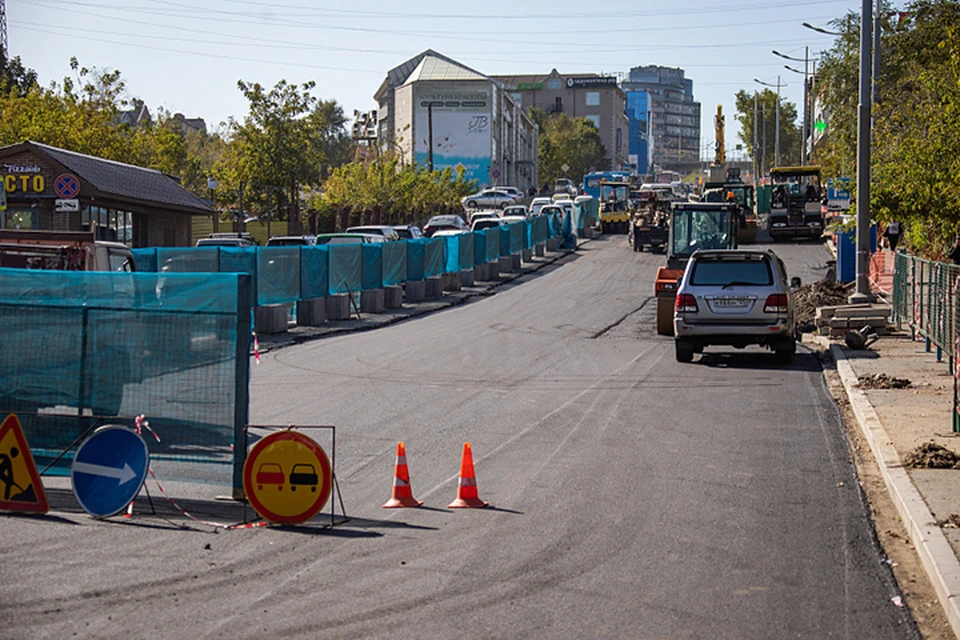На участке уложили первый слов асфальта.