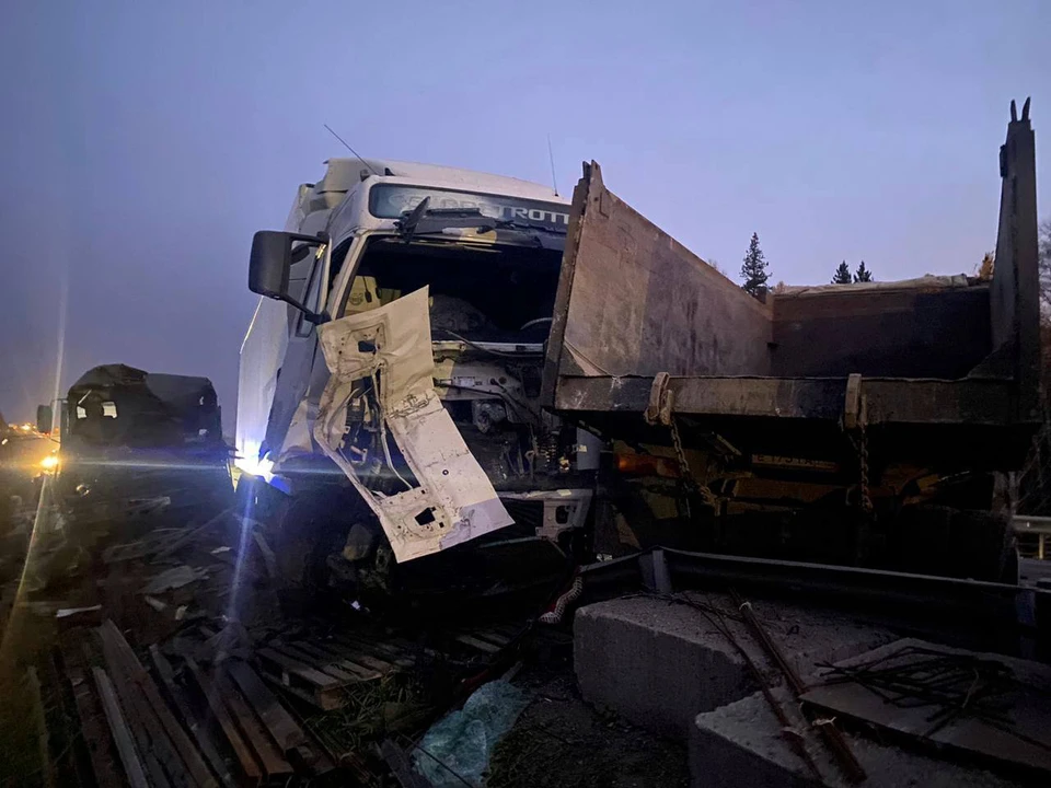 По предварительным данным, с управлением не справился 59-летний водитель Volvo